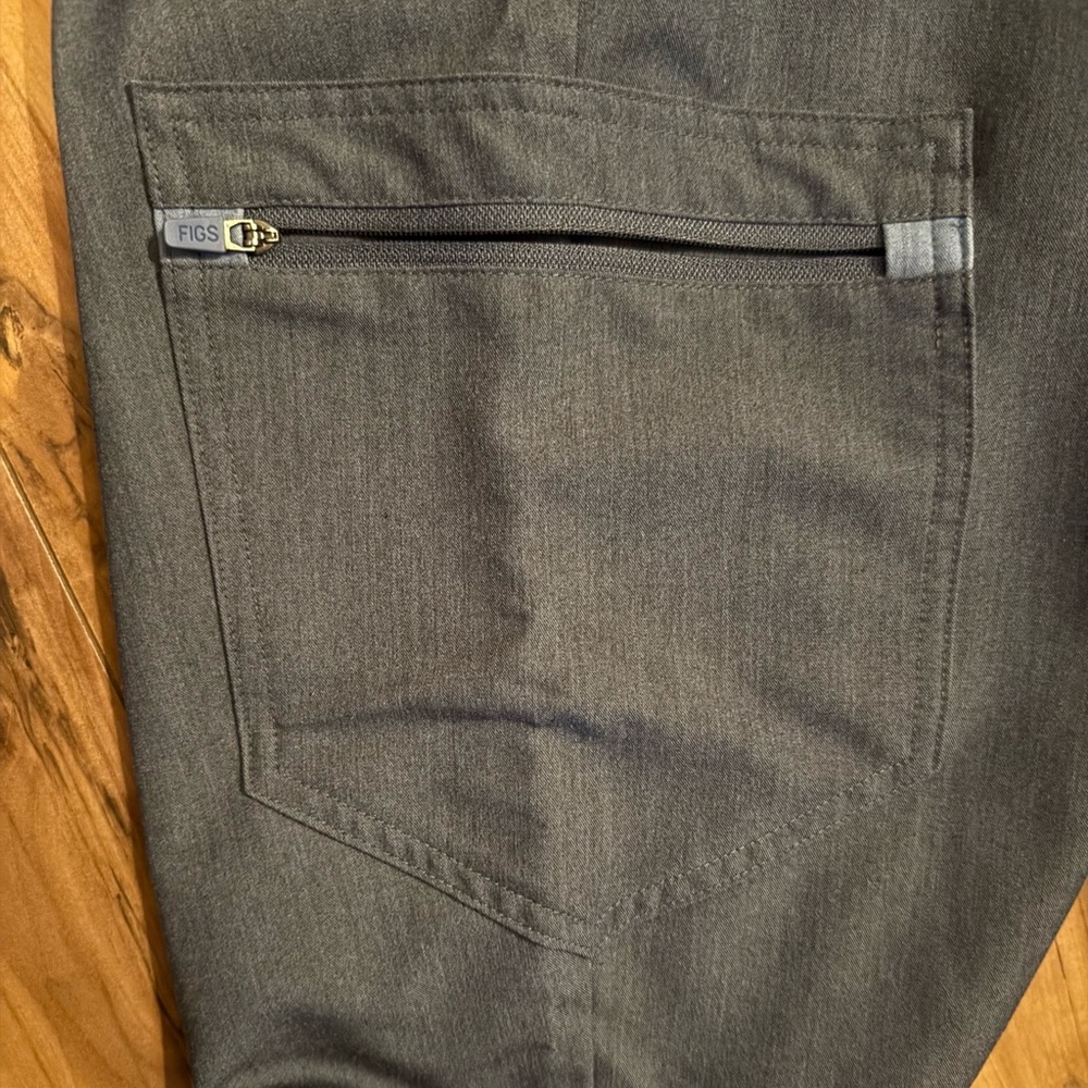 🏥🩺 FIGS Scrub Set – Graphite (Joggers + Top) – L - Picture 9 of 16